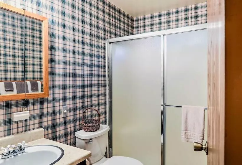 Rustic Riverfront Truckee Cabin W/ Gas Grill!