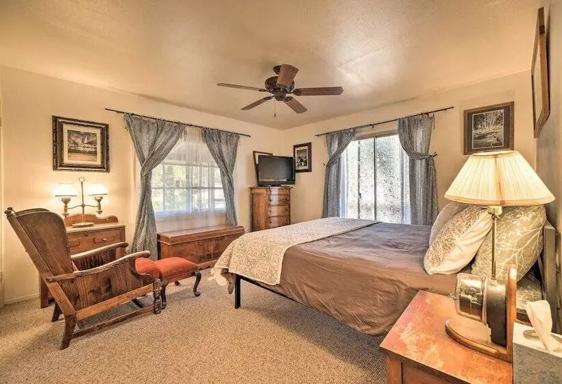 Secluded Mountain Hideaway < 8 Miles To Bass Lake!