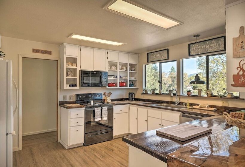 Secluded Mountain Hideaway < 8 Miles To Bass Lake!