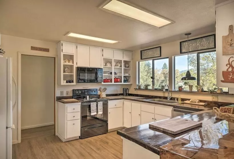 Secluded Mountain Hideaway < 8 Miles To Bass Lake!