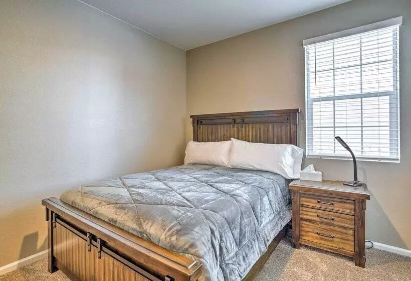 10 Mi To Dia: Spacious Aurora House W/ Yard!