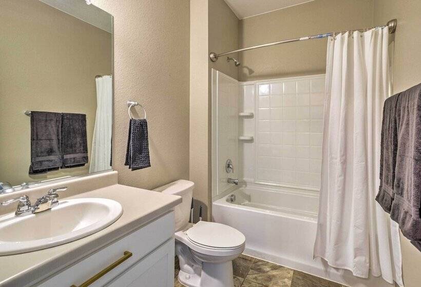 10 Mi To Dia: Spacious Aurora House W/ Yard!