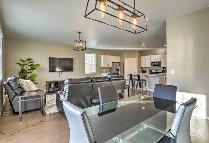 10 Mi To Dia: Spacious Aurora House W/ Yard!