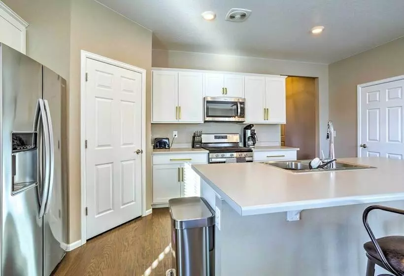 10 Mi To Dia: Spacious Aurora House W/ Yard!