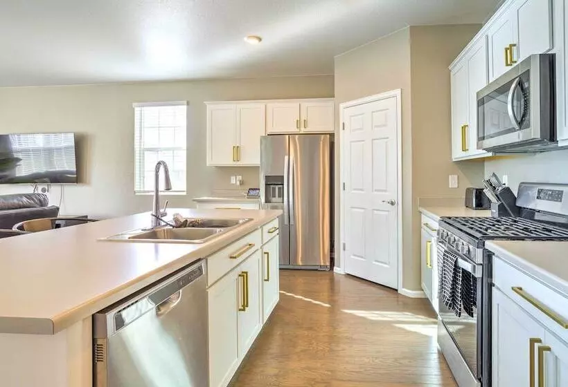 10 Mi To Dia: Spacious Aurora House W/ Yard!