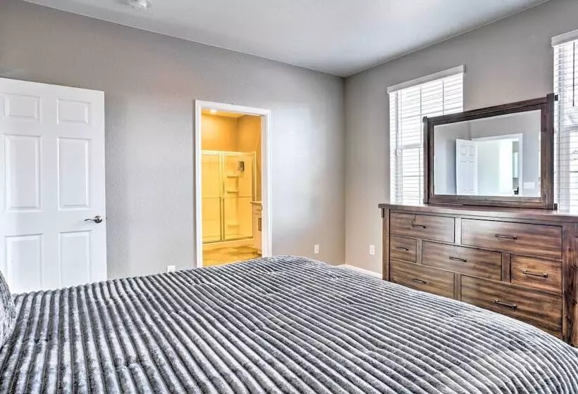 10 Mi To Dia: Spacious Aurora House W/ Yard!