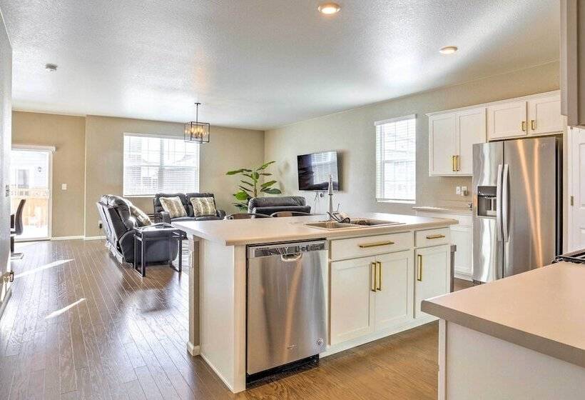 10 Mi To Dia: Spacious Aurora House W/ Yard!