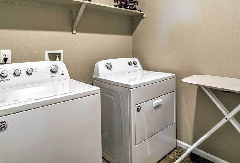 10 Mi To Dia: Spacious Aurora House W/ Yard!