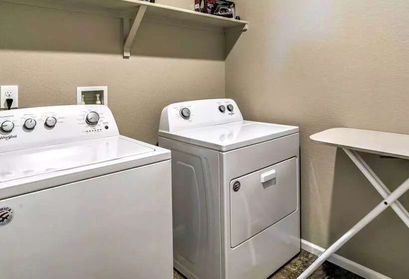 10 Mi To Dia: Spacious Aurora House W/ Yard!