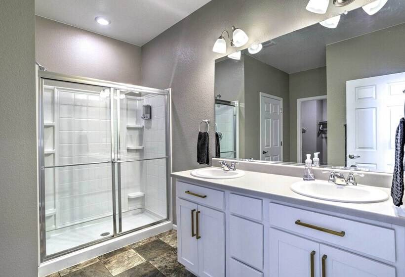 10 Mi To Dia: Spacious Aurora House W/ Yard!