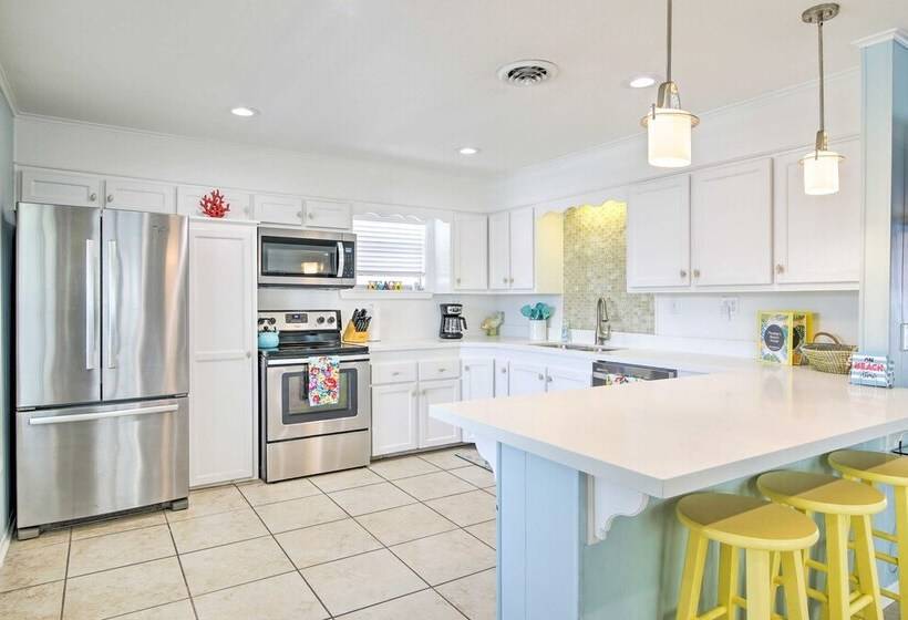 Beach Home W/ Pool & Hot Tub < 1 Block To Beach!