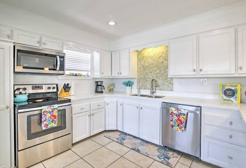 Beach Home W/ Pool & Hot Tub < 1 Block To Beach!