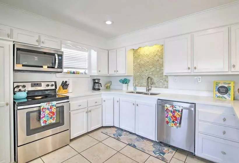 Beach Home W/ Pool & Hot Tub < 1 Block To Beach!