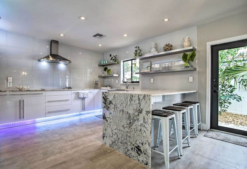 Upscale Home W/ Hot Tub: Walking Distance To Beach