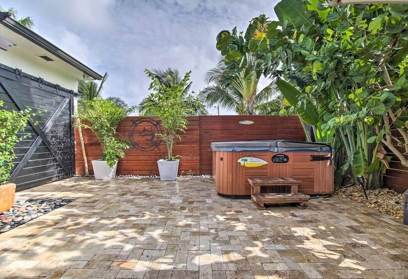 Upscale Home W/ Hot Tub: Walking Distance To Beach