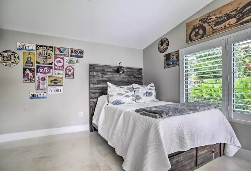 Upscale Home W/ Hot Tub: Walking Distance To Beach