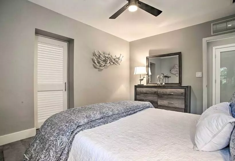 Upscale Home W/ Hot Tub: Walking Distance To Beach