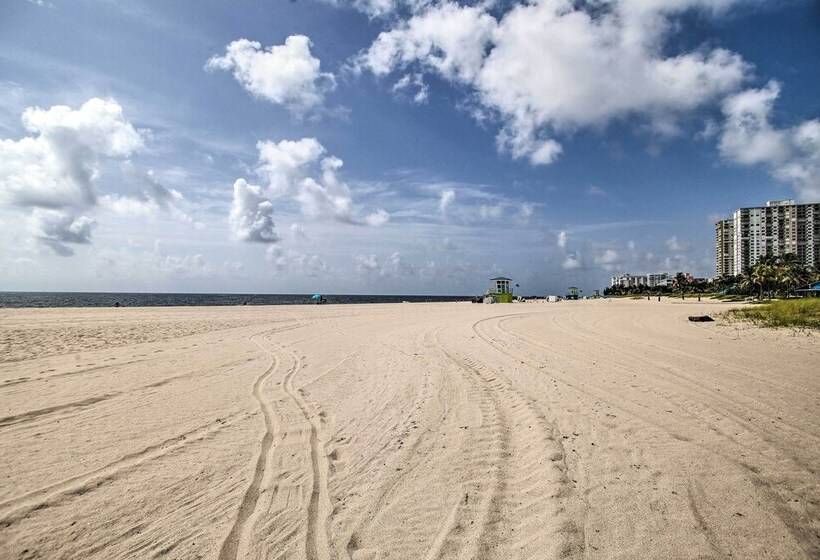 Upscale Home W/ Hot Tub: Walking Distance To Beach