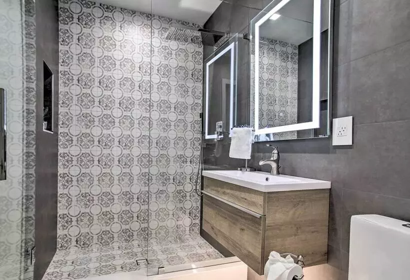 Upscale Home W/ Hot Tub: Walking Distance To Beach