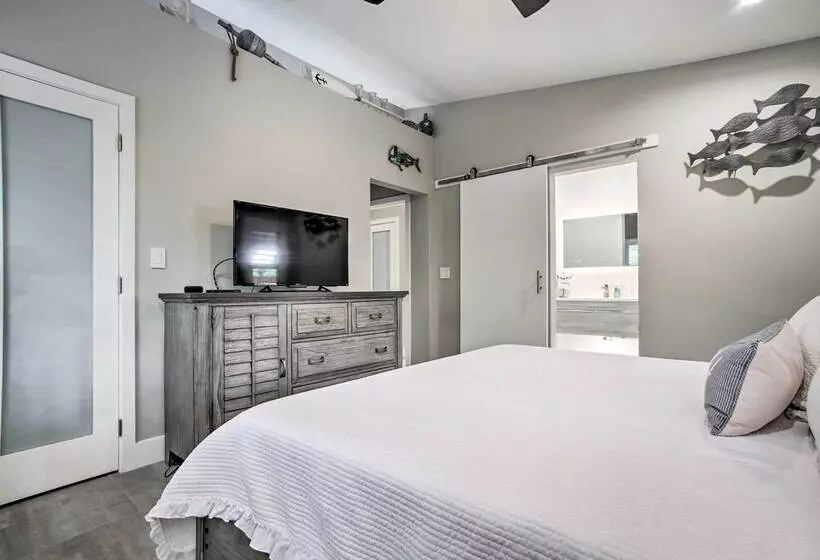 Upscale Home W/ Hot Tub: Walking Distance To Beach