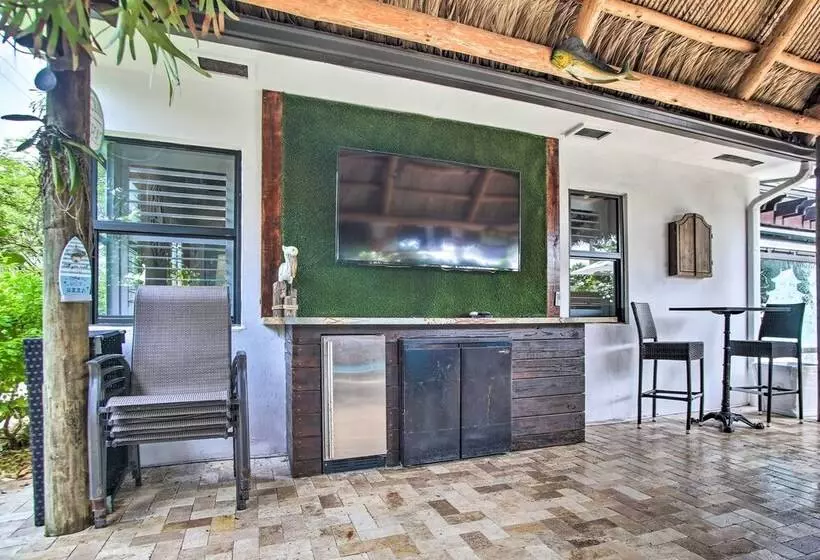 Upscale Home W/ Hot Tub: Walking Distance To Beach