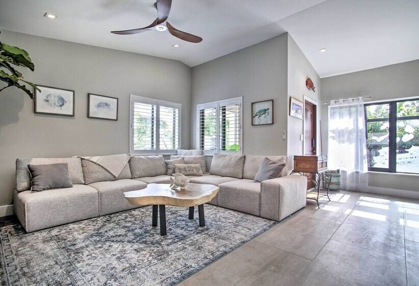 Upscale Home W/ Hot Tub: Walking Distance To Beach