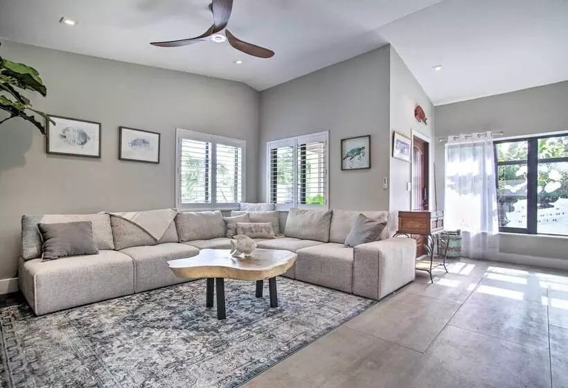 Upscale Home W/ Hot Tub: Walking Distance To Beach