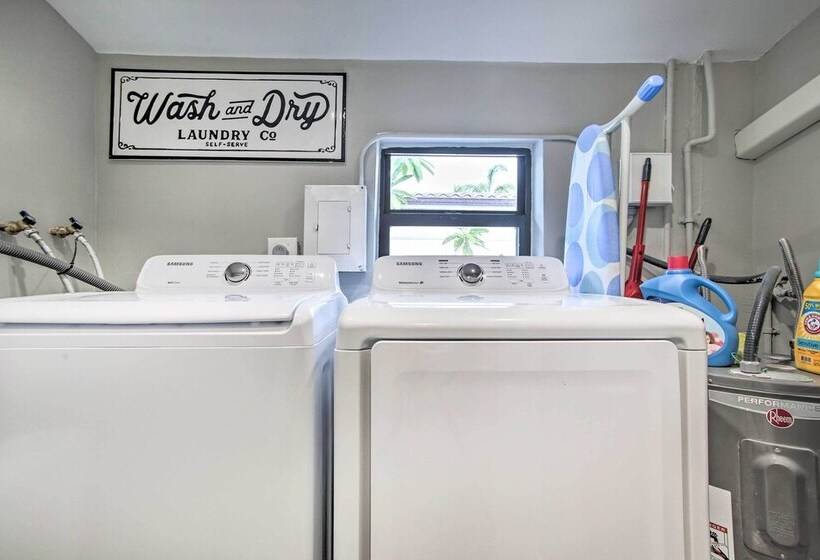 Upscale Home W/ Hot Tub: Walking Distance To Beach