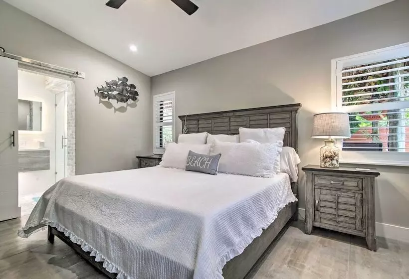 Upscale Home W/ Hot Tub: Walking Distance To Beach