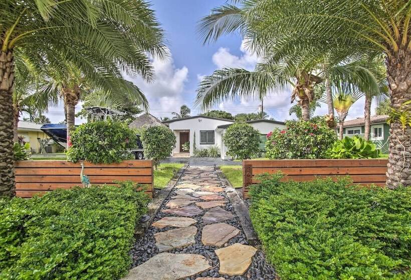 Upscale Home W/ Hot Tub: Walking Distance To Beach