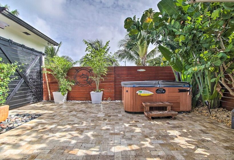 Upscale Home W/ Hot Tub: Walking Distance To Beach