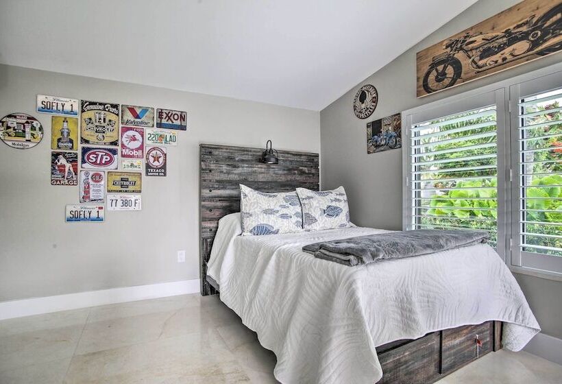 Upscale Home W/ Hot Tub: Walking Distance To Beach