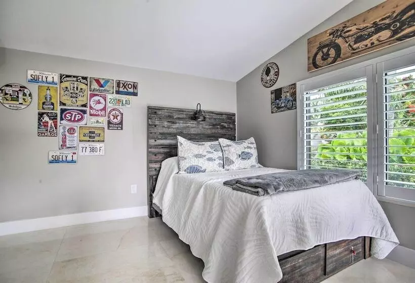 Upscale Home W/ Hot Tub: Walking Distance To Beach