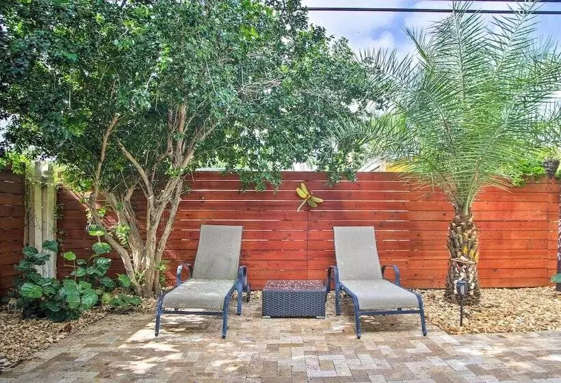 Upscale Home W/ Hot Tub: Walking Distance To Beach