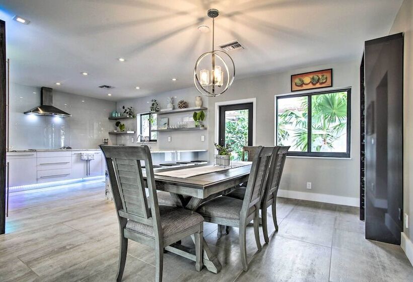 Upscale Home W/ Hot Tub: Walking Distance To Beach