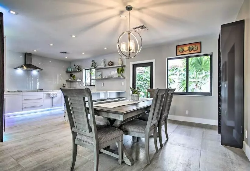 Upscale Home W/ Hot Tub: Walking Distance To Beach