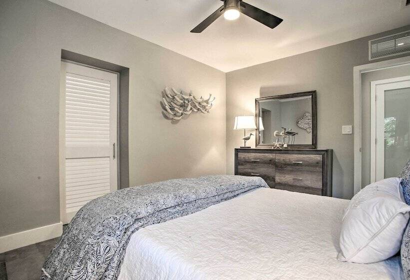 Upscale Home W/ Hot Tub: Walking Distance To Beach