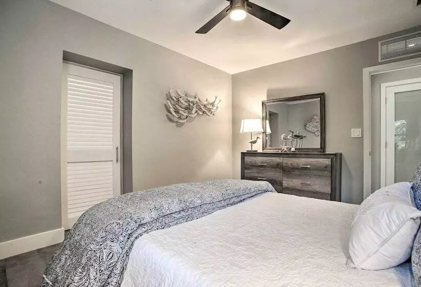 Upscale Home W/ Hot Tub: Walking Distance To Beach