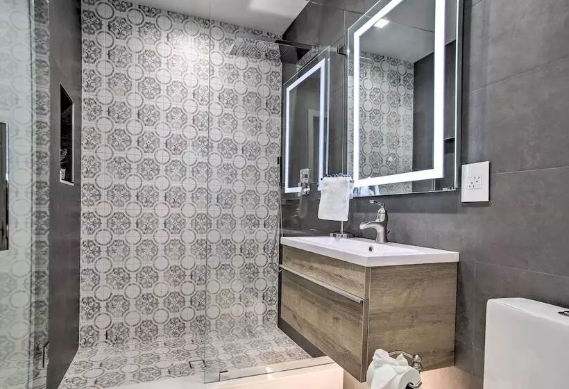 Upscale Home W/ Hot Tub: Walking Distance To Beach