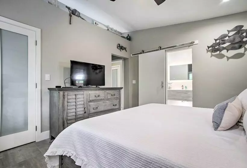 Upscale Home W/ Hot Tub: Walking Distance To Beach