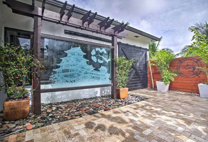 Upscale Home W/ Hot Tub: Walking Distance To Beach