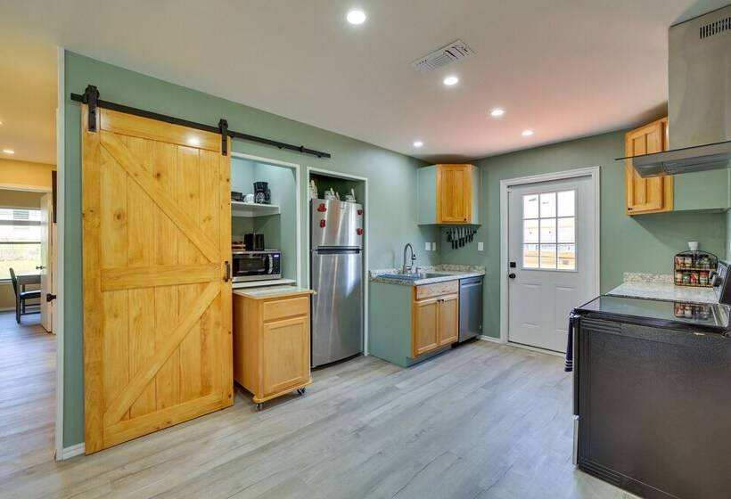 Barling Vacation Rental: Fenced In Yard W/ Hot Tub