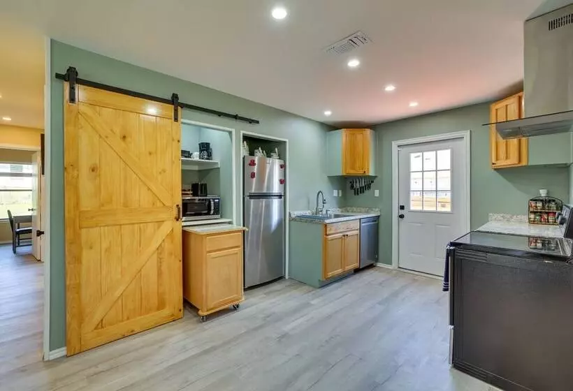 Barling Vacation Rental: Fenced In Yard W/ Hot Tub