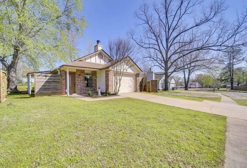 Barling Vacation Rental: Fenced In Yard W/ Hot Tub