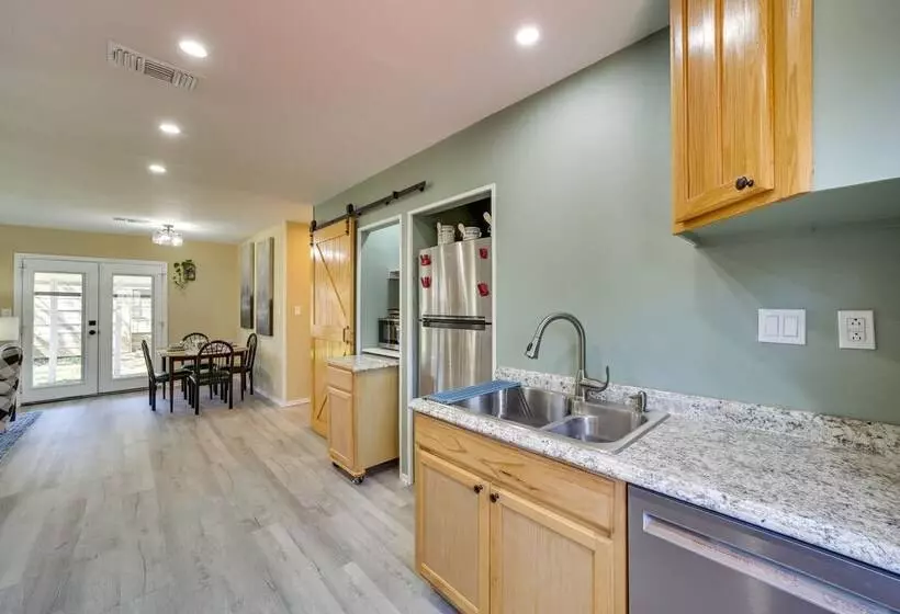 Barling Vacation Rental: Fenced In Yard W/ Hot Tub