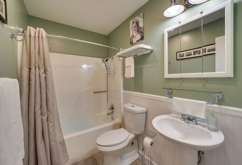 Barling Vacation Rental: Fenced In Yard W/ Hot Tub