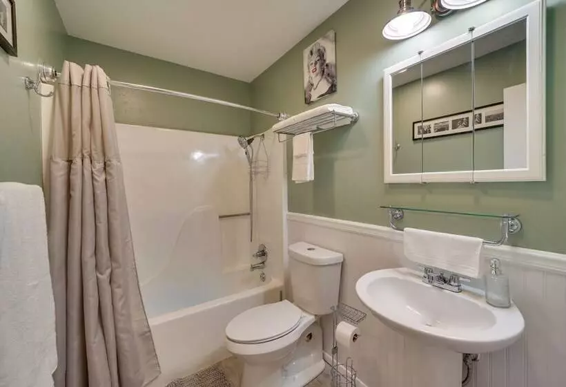 Barling Vacation Rental: Fenced In Yard W/ Hot Tub