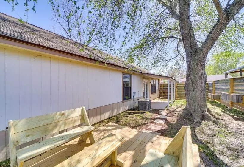 Barling Vacation Rental: Fenced In Yard W/ Hot Tub