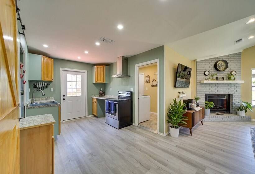 Barling Vacation Rental: Fenced In Yard W/ Hot Tub