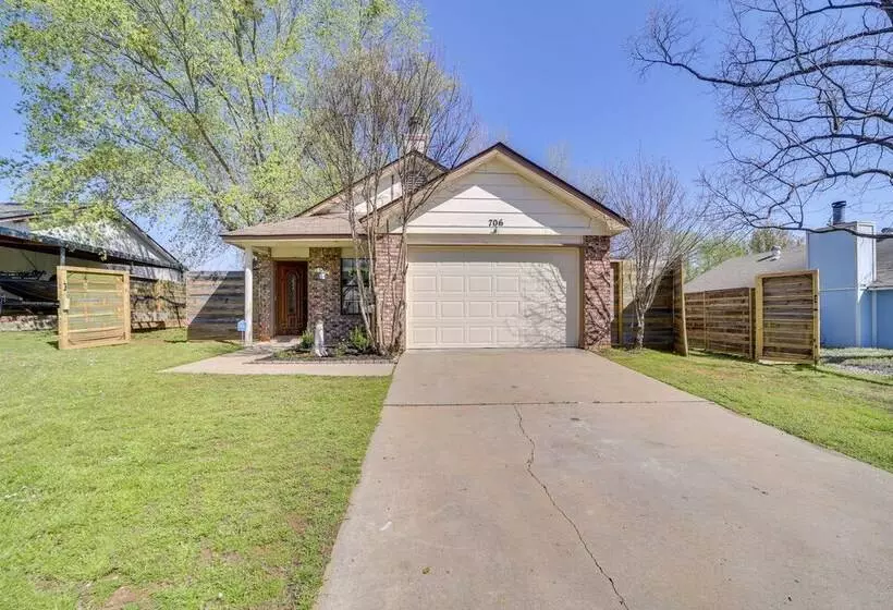 Barling Vacation Rental: Fenced In Yard W/ Hot Tub